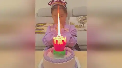  女孩过生日点蜡烛许愿表情从开心变愁眉苦脸