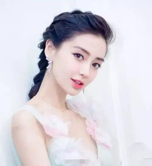  围观baby参加活动变身行走的表情包但眼纹问题怎么连女神都逃不过