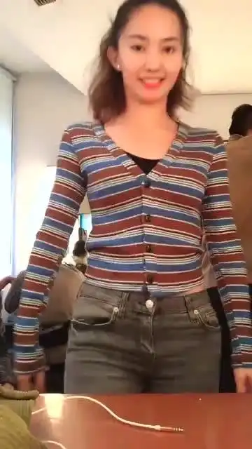  小姐姐跳舞,活力满满,网友有谁注意到身后大叔的表情