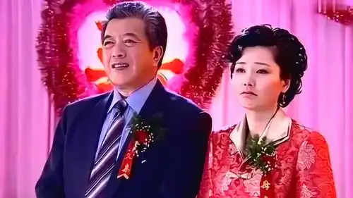  婚礼仪式上,新婚夫妻洋溢着幸福的喜悦,公公和爸爸的表情心酸了