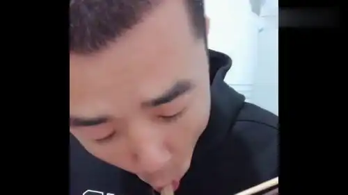  小哥哥吃八爪鱼,看这表情,貌似非常好吃呀