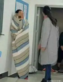  组图奇葩云南一高校两名男生裹被子上课