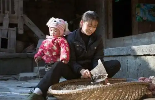  他被称为三峡奇人,34年吃了40吨草,妻子我像是嫁了一头牛