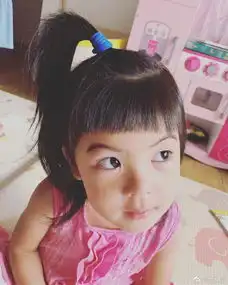  贾静雯秀手艺给女儿剪发波妞换发型秒变甜心公主