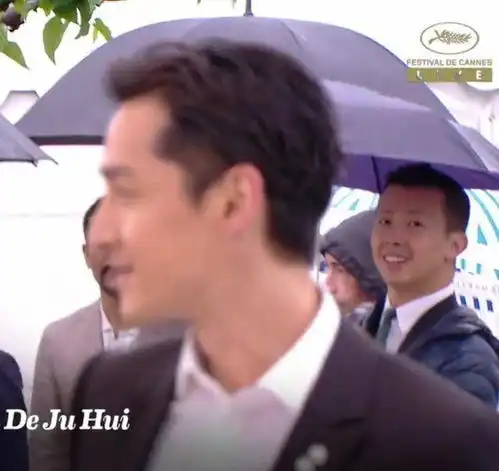  戛纳红毯现场见爱豆,暗中观察的胡歌秒变小迷弟,表情成亮点