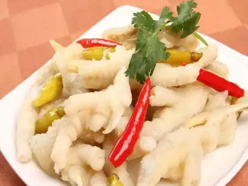  想吐无骨鸡爪是用嘴啃出来的媒体实验证明用嘴啃最快