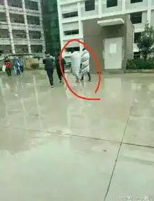  组图奇葩云南一高校两名男生裹被子上课