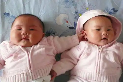  孩子总是挠脸抓头,这是咋回事这几点原因母亲不能忽视