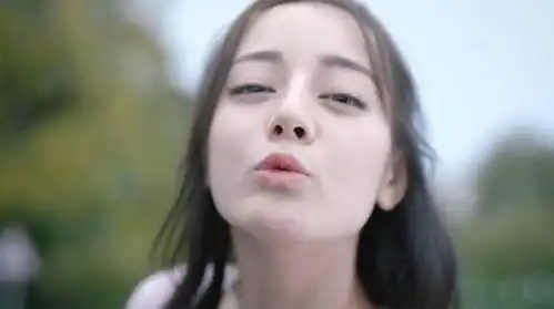 追剧的表情包迪丽热巴