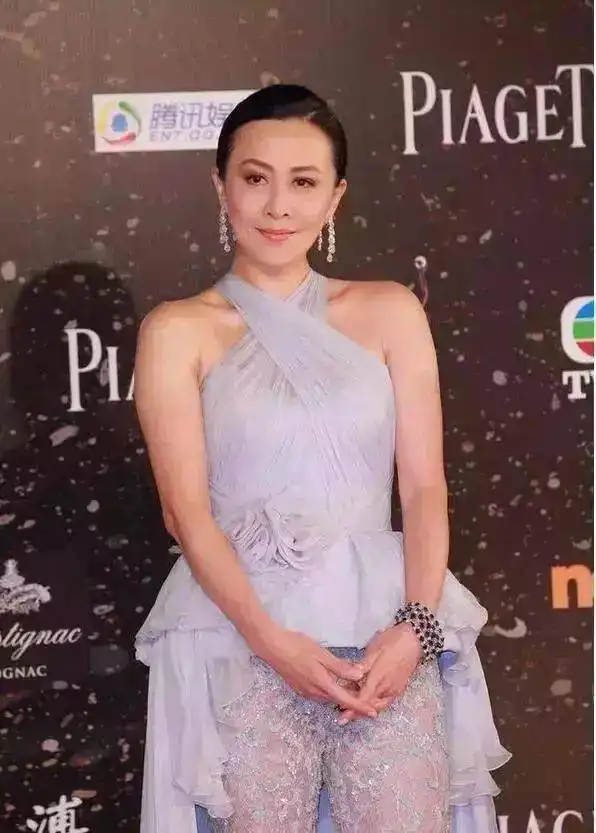  刘嘉玲穿了一条透明裙子梁朝伟旁边作陪,表情更是一言难尽