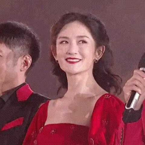  谢娜身穿红裙模仿刘敏涛,表情管理让人惊叹,多年龙套生涯帮大忙