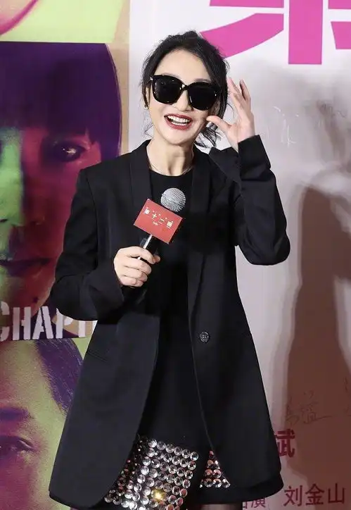  周迅和王菲女儿同框涂红唇穿短裙太妩媚,窦靖童打扮中性像窦唯