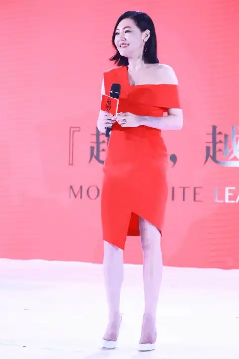  小s穿裙子挺招摇,粉色拼接裸色挺暧昧的,身形魅力也挡不住