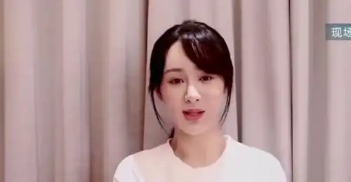  杨紫近照曝光引热议,面无表情苹果肌僵硬像网红