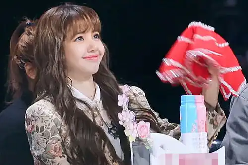  青你学员表演二人转,谁留意lisa表情勉强又不失礼貌的微笑
