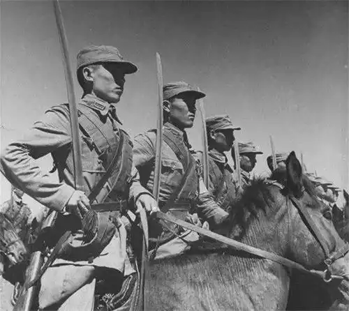  我第4军被马家军包围,炮兵首长急中生智快炮轰穿蓝毛衣的骑兵