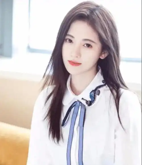  鞠婧祎和江铠同撞脸,网友俩人是亲姐妹吗,一个模子里刻出来的