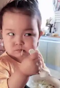  妈妈哄骗宝宝吃饭,孩子识破翻白眼爸爸笑喷,网友行走的表情包