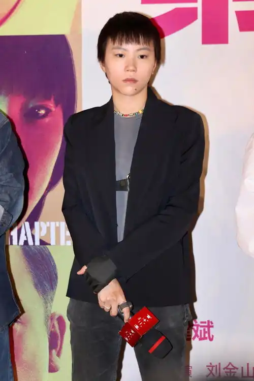  窦靖童为新电影牺牲大,首映礼挑战穿裙子,选错粉底色号脸太白了