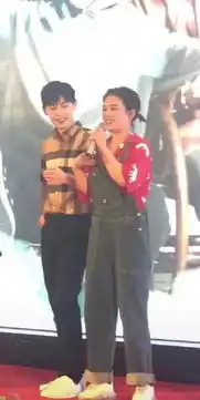  马思纯近照胖成这样,比心卖萌变表情包,村姑造型一言难尽
