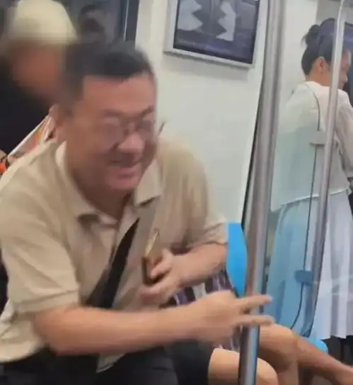  青岛地铁老人打小伙后续警方介入小伙高喊我错了,爷爷