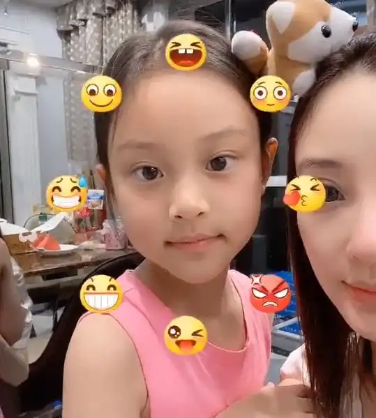  李小璐带7岁女儿拍视频,甜馨近照美成韩剧女主,五官越来越像爸爸
