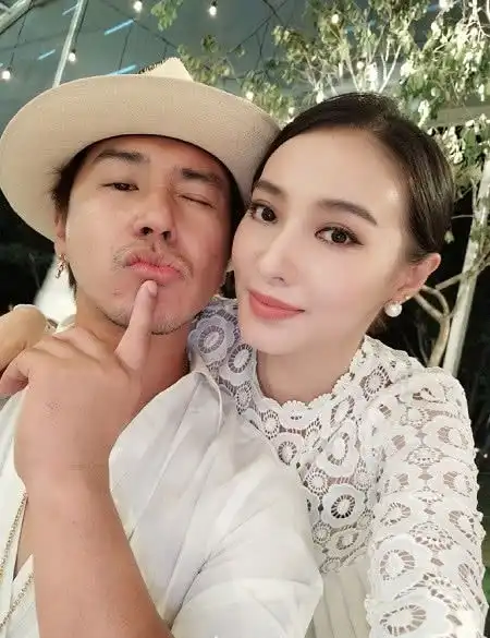  贾静雯修杰楷烟火下亲吻浪漫唯美一家五口背影温馨圆满