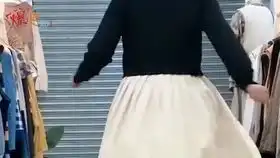  妹子穿这裙子上厕所肯定很方便