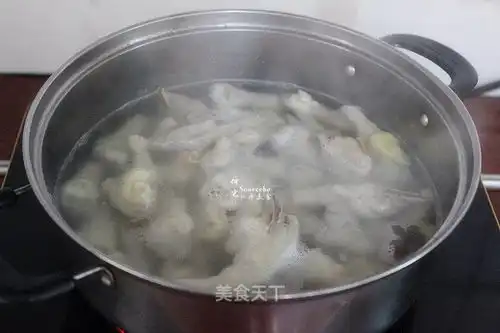  泡椒凤爪酸辣q弹有嚼劲,越啃越香