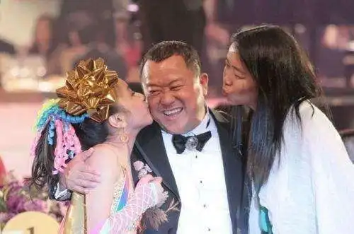  表情曾志伟成龙周润发差距有多大看看他们的60大寿就知道了表情