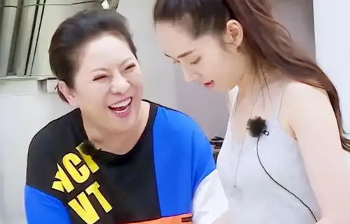  64岁的她,人称香港女枭雄,霸气一生却独留温柔给儿媳