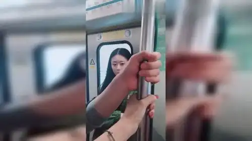 地铁被摸手表情包地铁