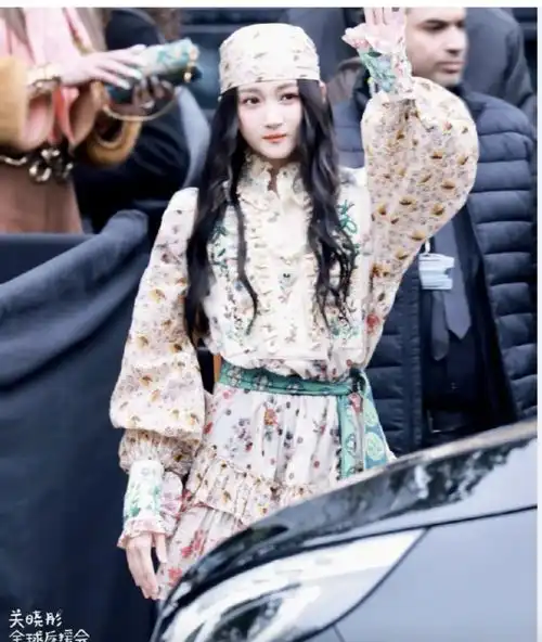  巴黎偶遇关晓彤穿碎花裙造型太甜美,我感慨鹿晗福气不小