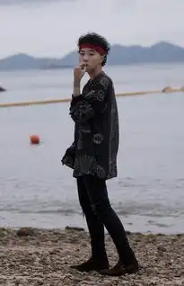  窦靖童海边咬手指身穿破洞牛仔裤表情冷酷