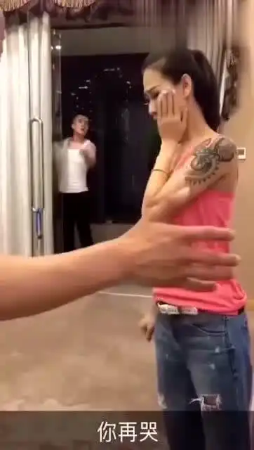  有本事别打女人,有什么事冲我来小哥哥这表情非常到位