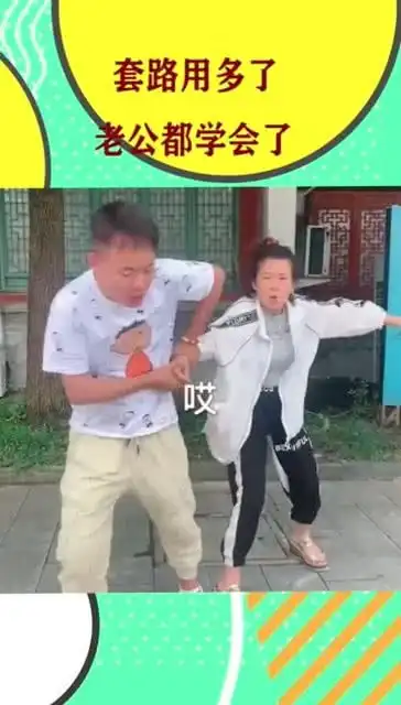  走路遇这事,看美女这表情,看来这次挨打是真的了