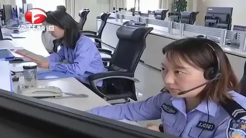 拨打110表情包女警