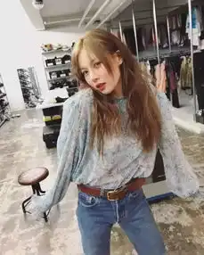  泫雅可不只有编织包和花夹子,魅力女孩的精髓你都get到了吗
