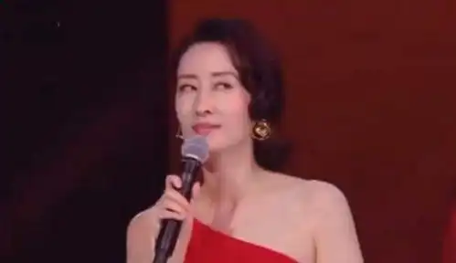  刘敏涛唱歌彻底放飞自我,表情失控火遍全网,有谁注意到观众席
