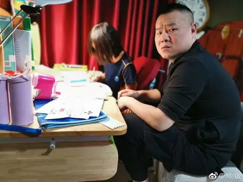  岳云鹏辅导女儿写作业像个捧哏演员,贱贱的表情颇为搞笑