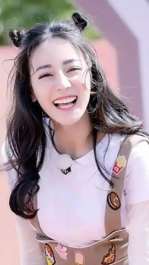  迪丽热巴被催婚,看他微小的表情,太真实了