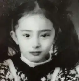  杨幂爸爸给女儿幼年照做成表情包盘点明星童年照