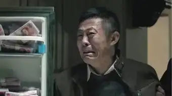 追剧的表情包侯勇