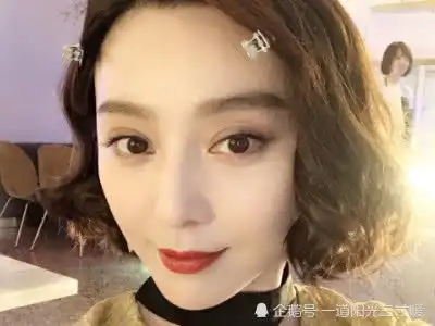  范冰冰被曝喷一地血后首现身,与路人微笑合影,表情却暴露一切