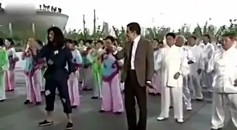  憨豆先生与广场舞大妈斗舞再现经典表情