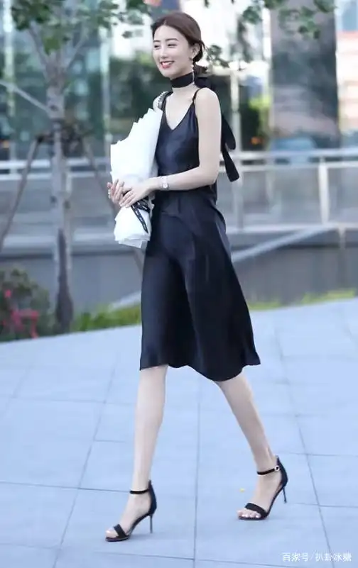  现在的妹子身材都这么好这么小巧的裙子都穿不满,比杨颖还瘦