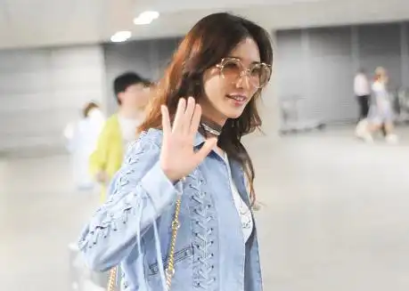  林志玲穿牛仔纱裙大秀机场惹群拍,嘟嘴卖萌露出生气的表情像少女