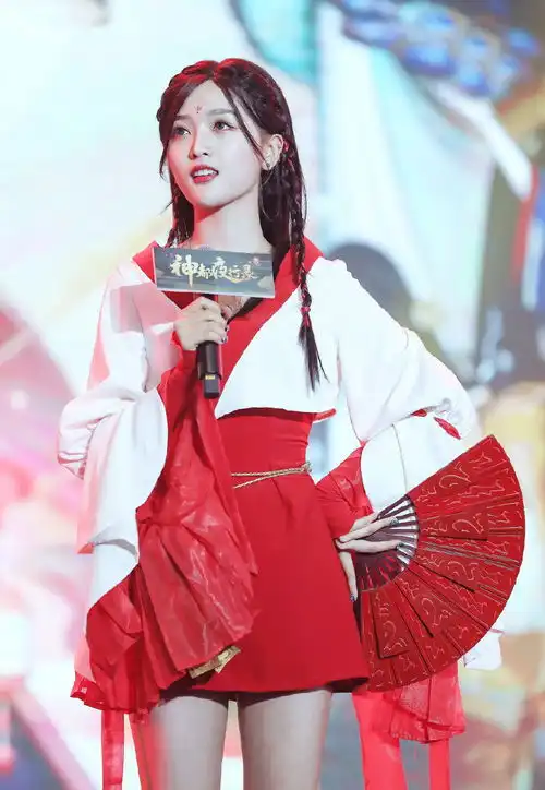  吹爆吴宣仪的颜值,穿小红裙扎麻花辫,变身国风美少女了