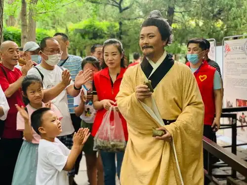  天下第一泉景区听柳子戏包粽子,过多彩端午