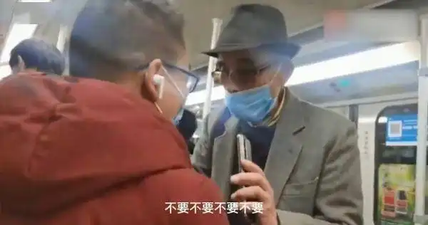  上海地铁内一79岁老人冲上热搜疯狂圈粉